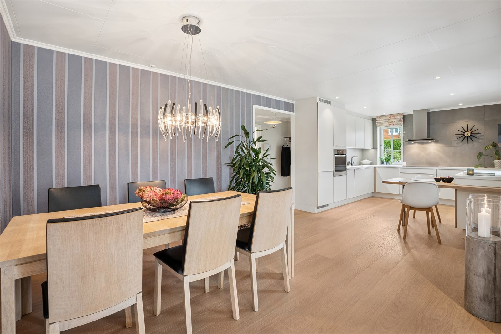 Det er en åpen løsning mot den hyggelige spiseplassen skaper en sosial og innbydende atmosfære, perfekt for både hverdagsmåltider og festlige anledninger. Galleribilde