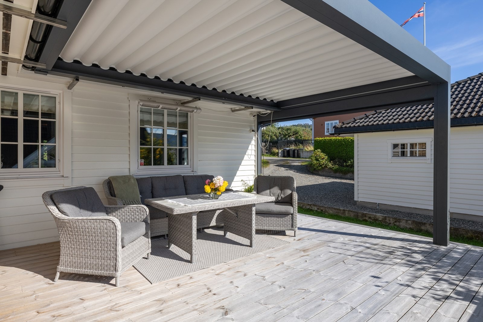 Fra stuen er det utgang til en solrik terrasse på hele 41 kvm, med pergola. Galleribilde