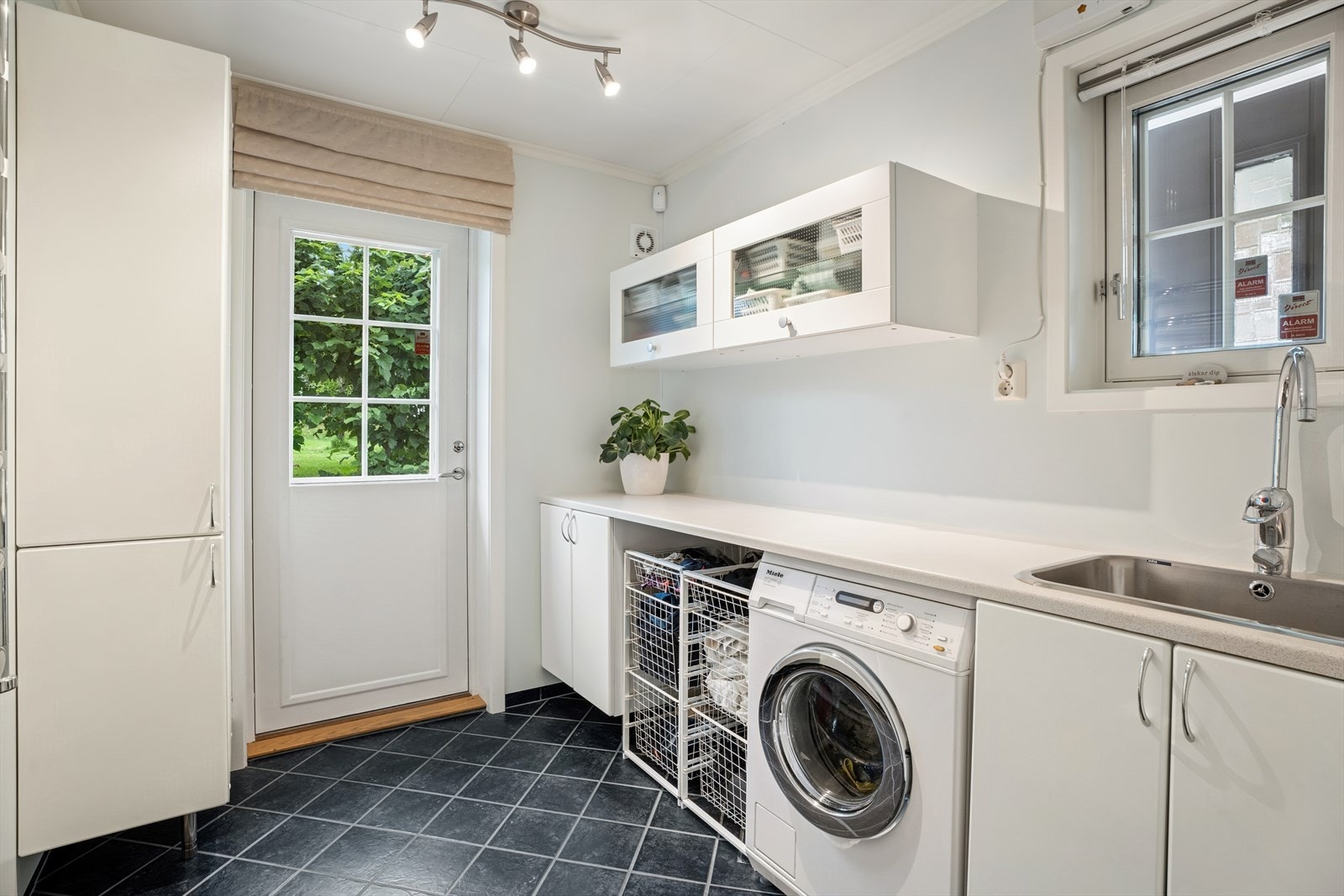 Vaskerommet ligger praktisk til ved entréen og har i tillegg egen inngang. Galleribilde