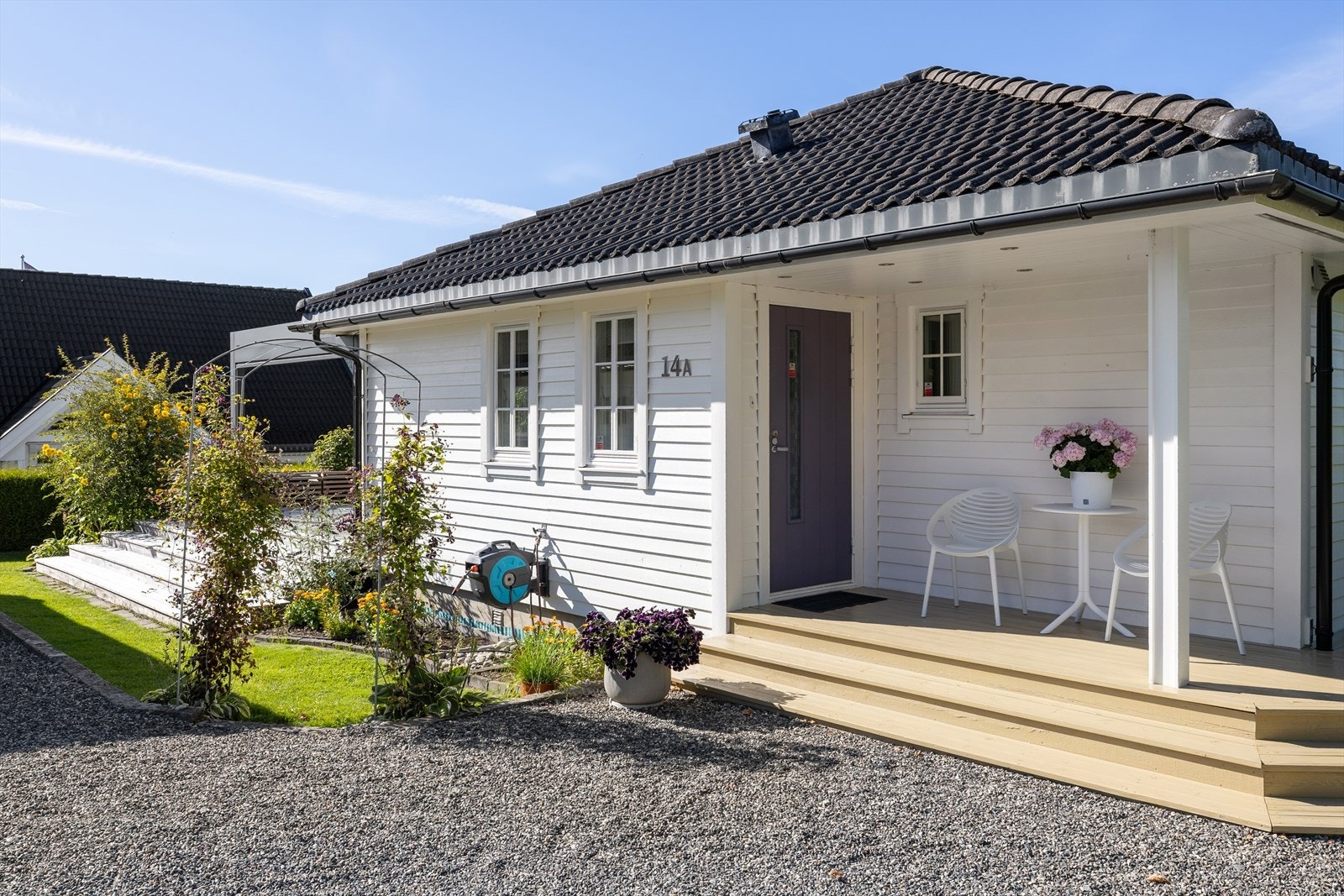 Hyggelig, overbygget inngangsparti med plass til kafésett eller annet ønsket møblement. Galleribilde