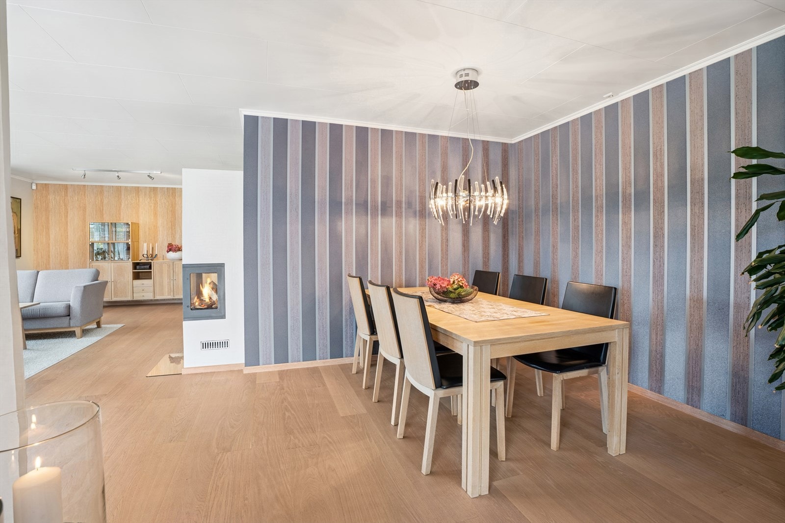 I sonen mellom stuen og kjøkkenet er det fin plass til et langbord. Galleribilde