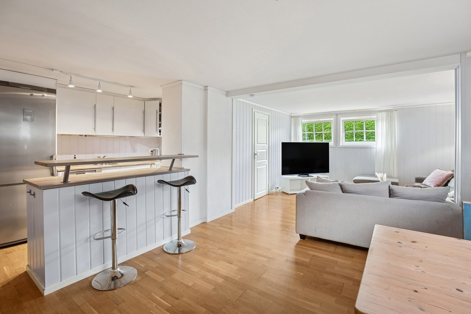 Stuen er romslig med god plass til både sofagruppe og spisebord. Galleribilde