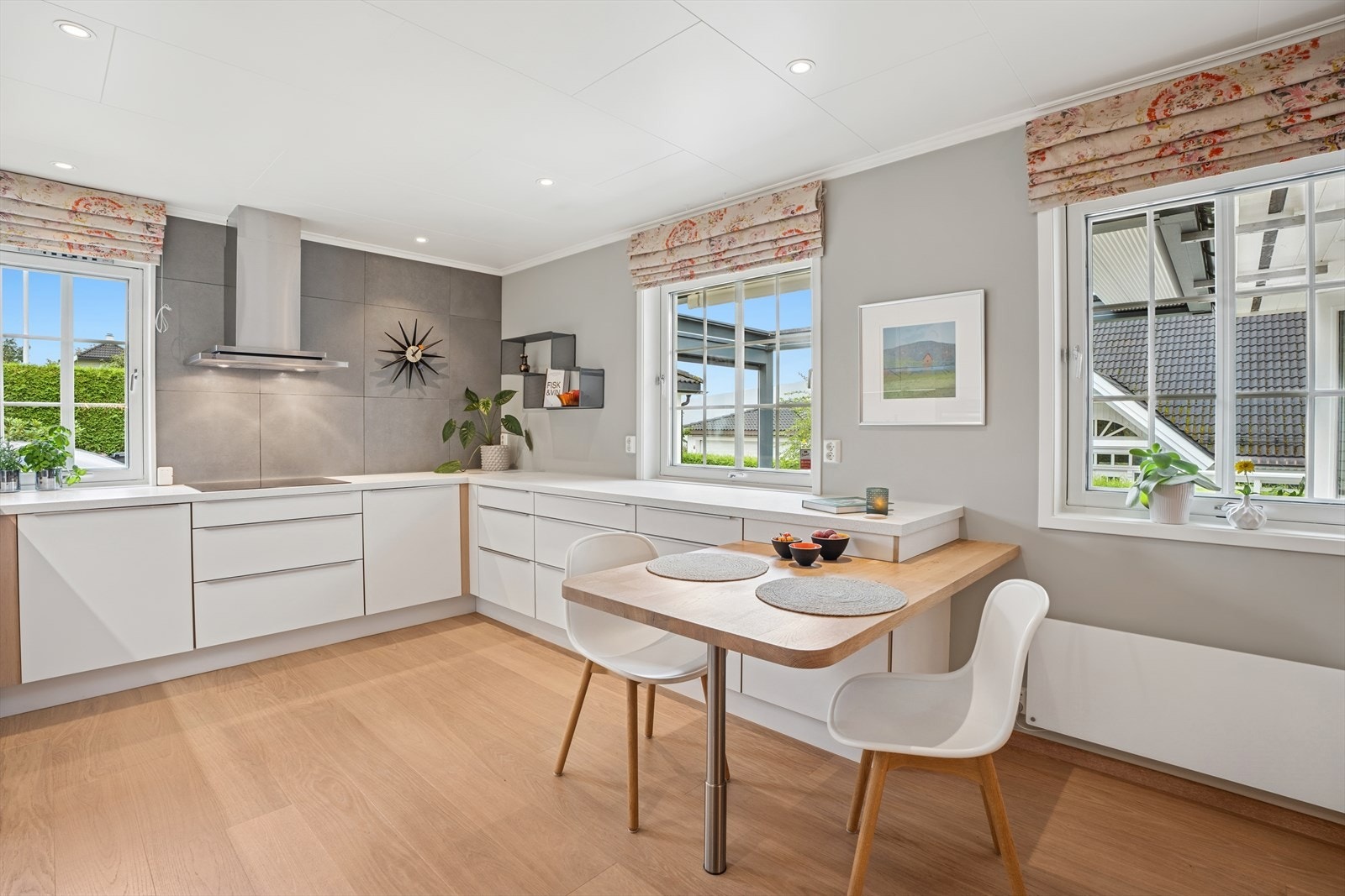 Kjøkkenet ble oppgradert i 2015 og har en tidløs og funksjonell innredning med glatte, lyse fronter og hvit laminat benkeplate. Galleribilde