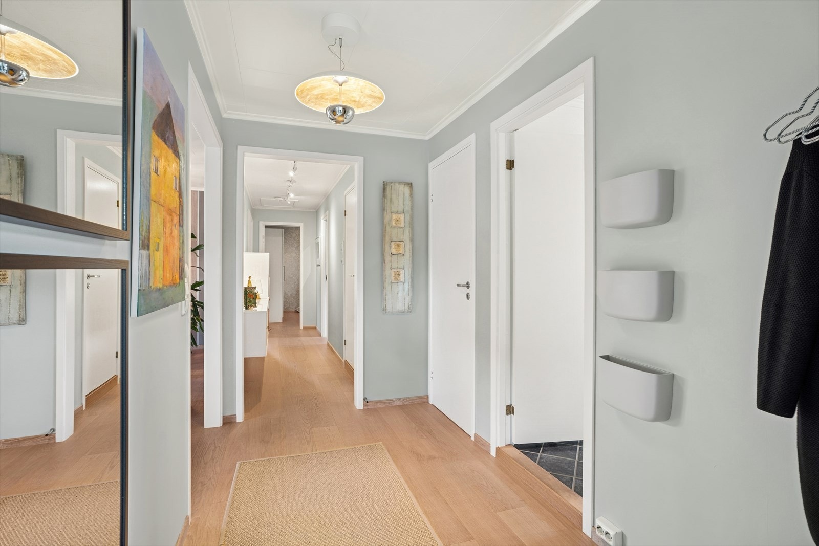 Fra gangen har du adkomst til første etasjens respektive rom. Galleribilde