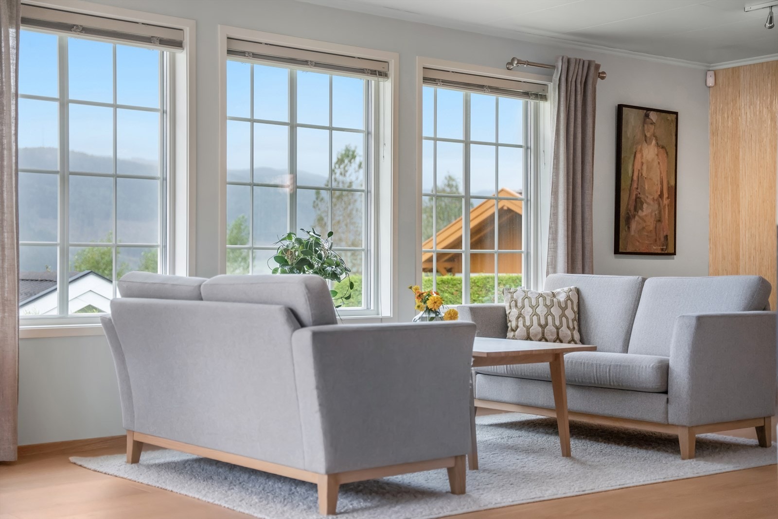 De store vindusflatene gir rikelig med dagslys og utsyn mot hagen. Galleribilde