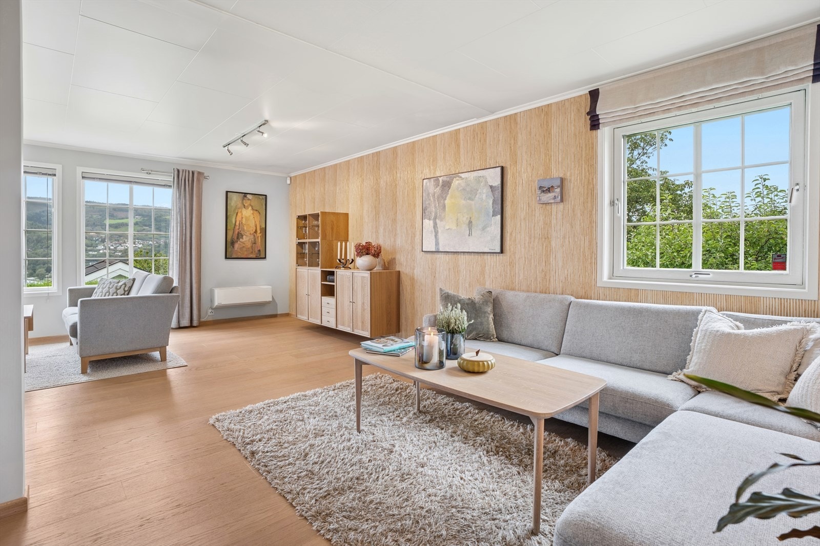 Stuen er delt inn i en lounge og en TV-stue, perfekt for både avslapning og sosiale sammenkomster. Galleribilde