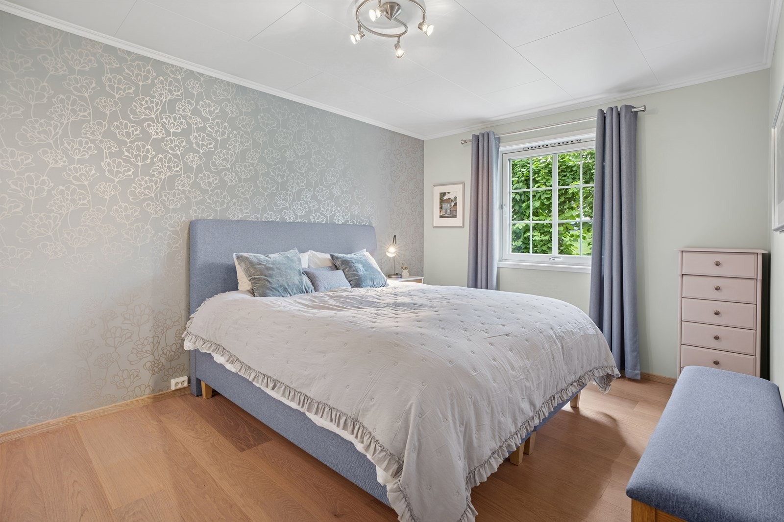 Hoveddelen av boligen har to godkjente soverom, begge plassert i hovedetasjen. Galleribilde