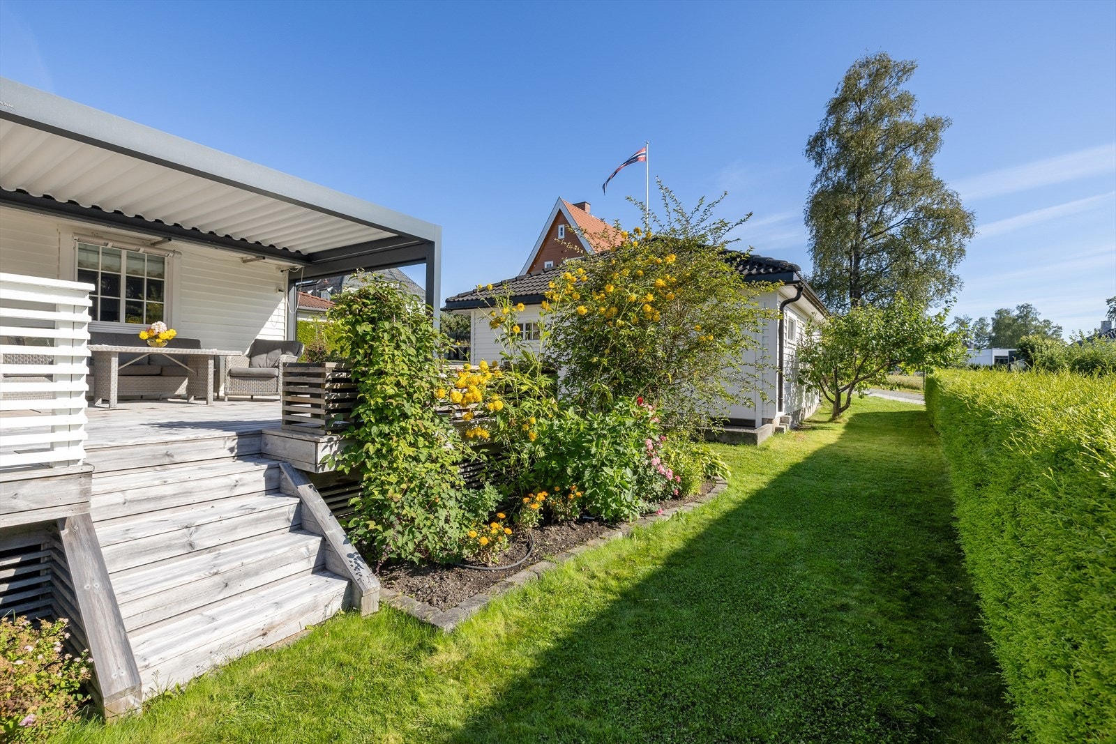 Hagen er flott opparbeidet med diverse beplanting. Galleribilde