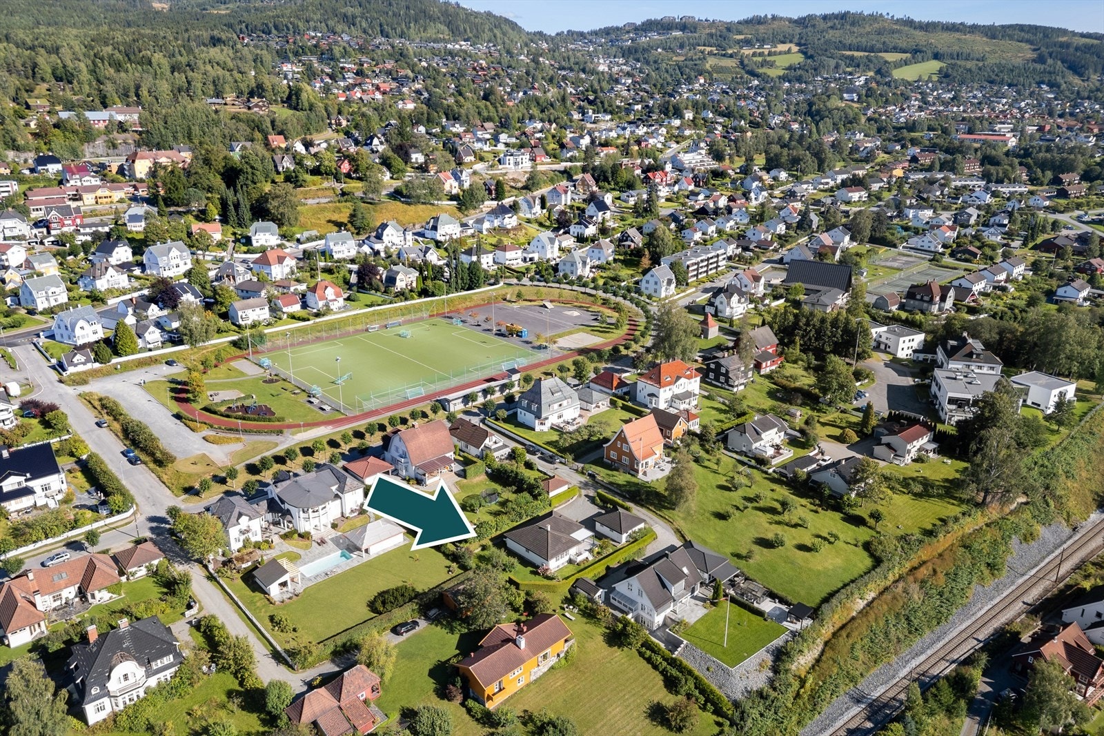 Det er umiddelbar nærhet til Sportsplassen som har både kunstgressbane, sandvolleyballbane, basketbaner, skatepark, lekeplass, løpebane mm. Galleribilde