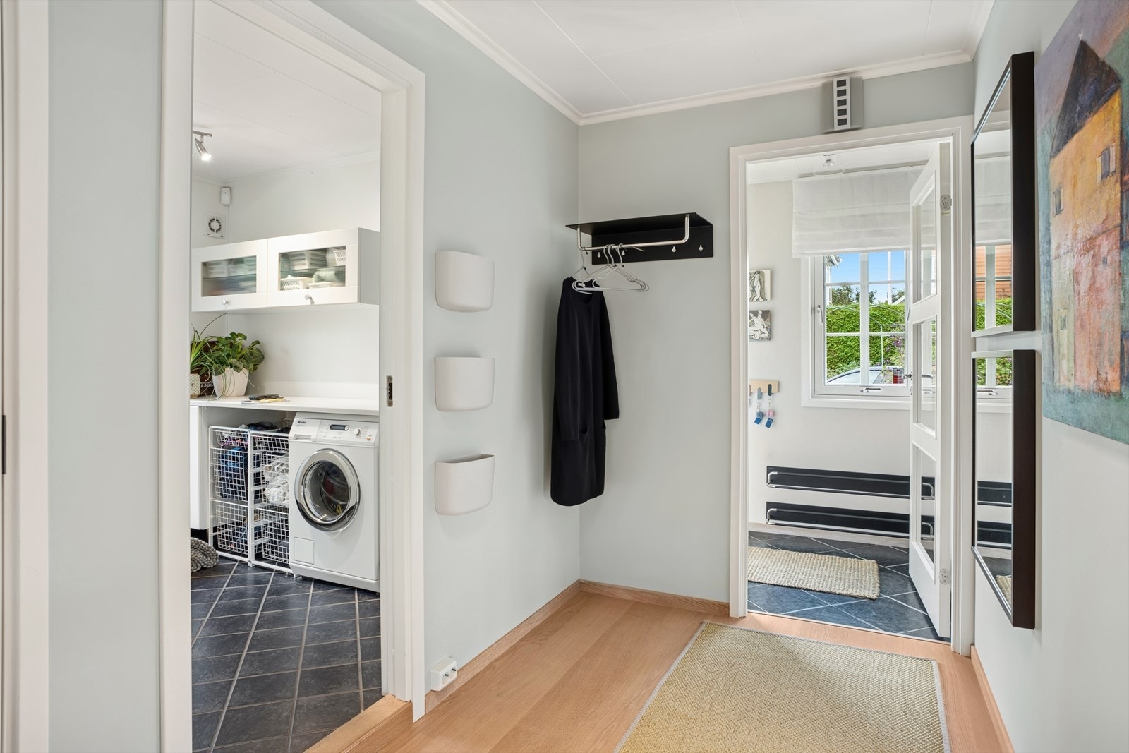 Innenfor døren møtes du av en romslig og funksjonell entré med flislagt gulv og lyse vegger. Galleribilde