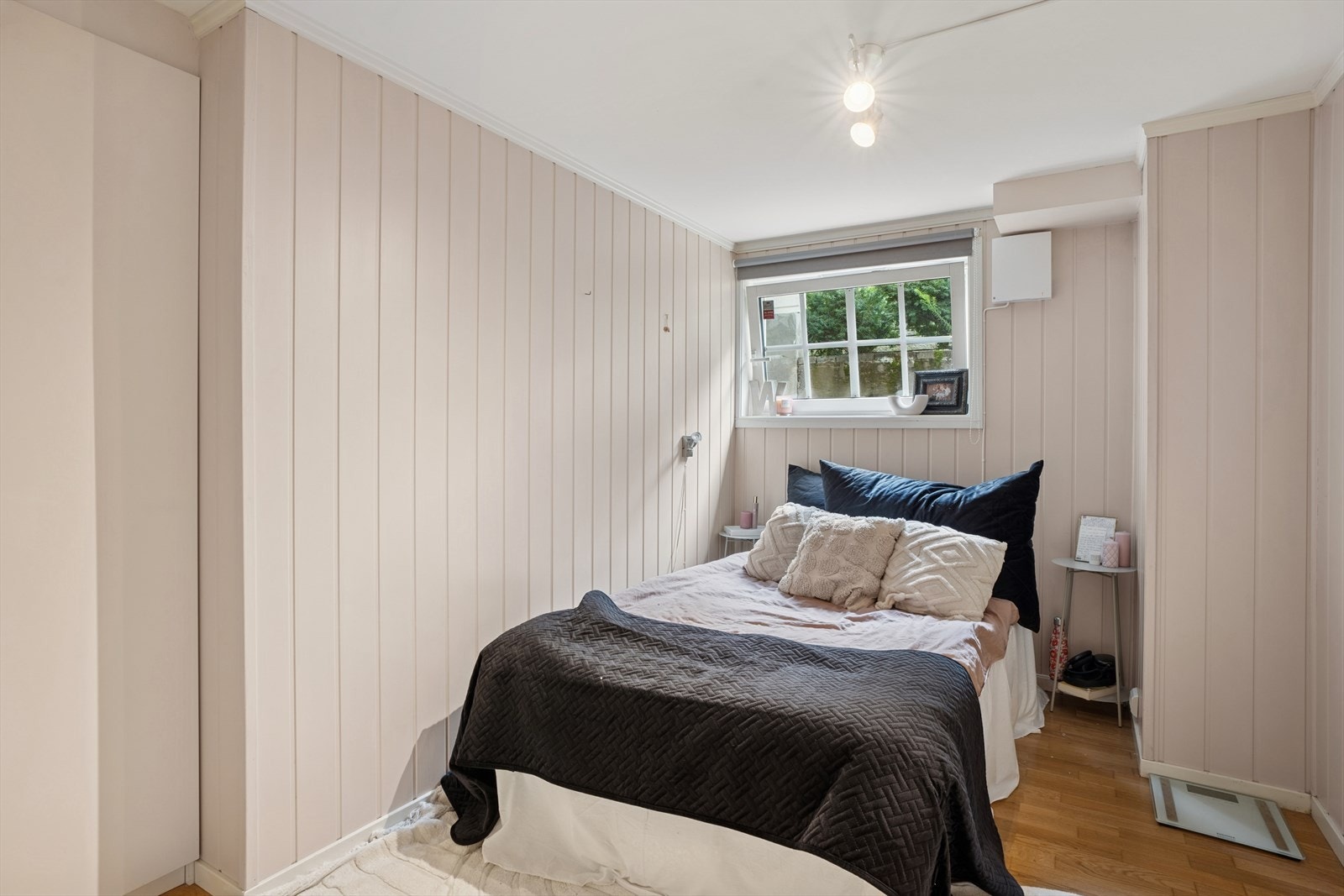 Leiligheten inneholder to gode soverom med plass til seng og øvrige møbler. Galleribilde