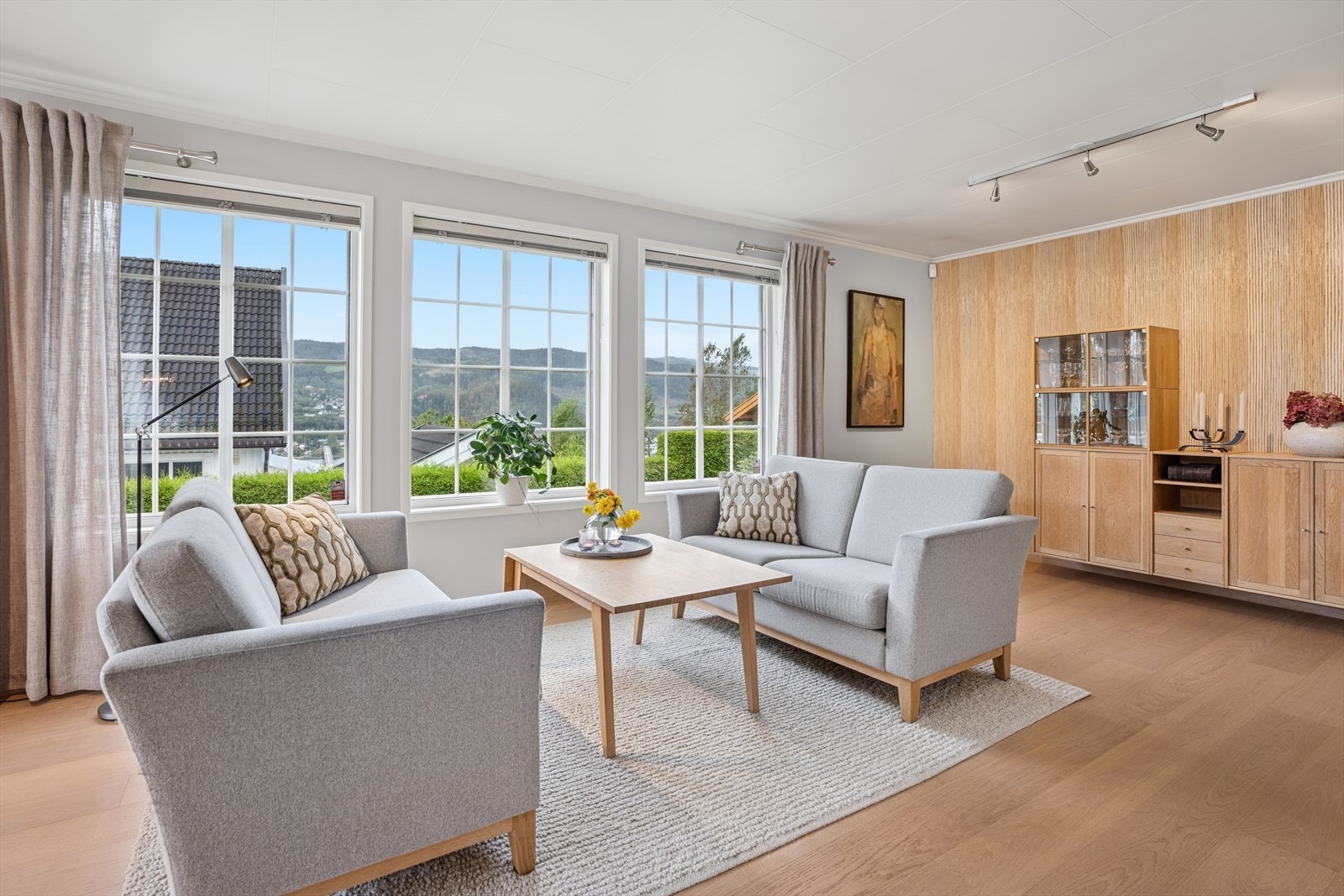 Stuen har store vindusflater som slipper inn rikelig med dagslys. Galleribilde