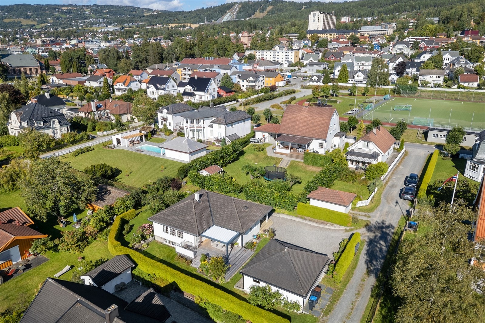 Meget sentralt og attraktivt område på Sportsplassen rett sør for selve sentrum av Lillehammer by. Galleribilde