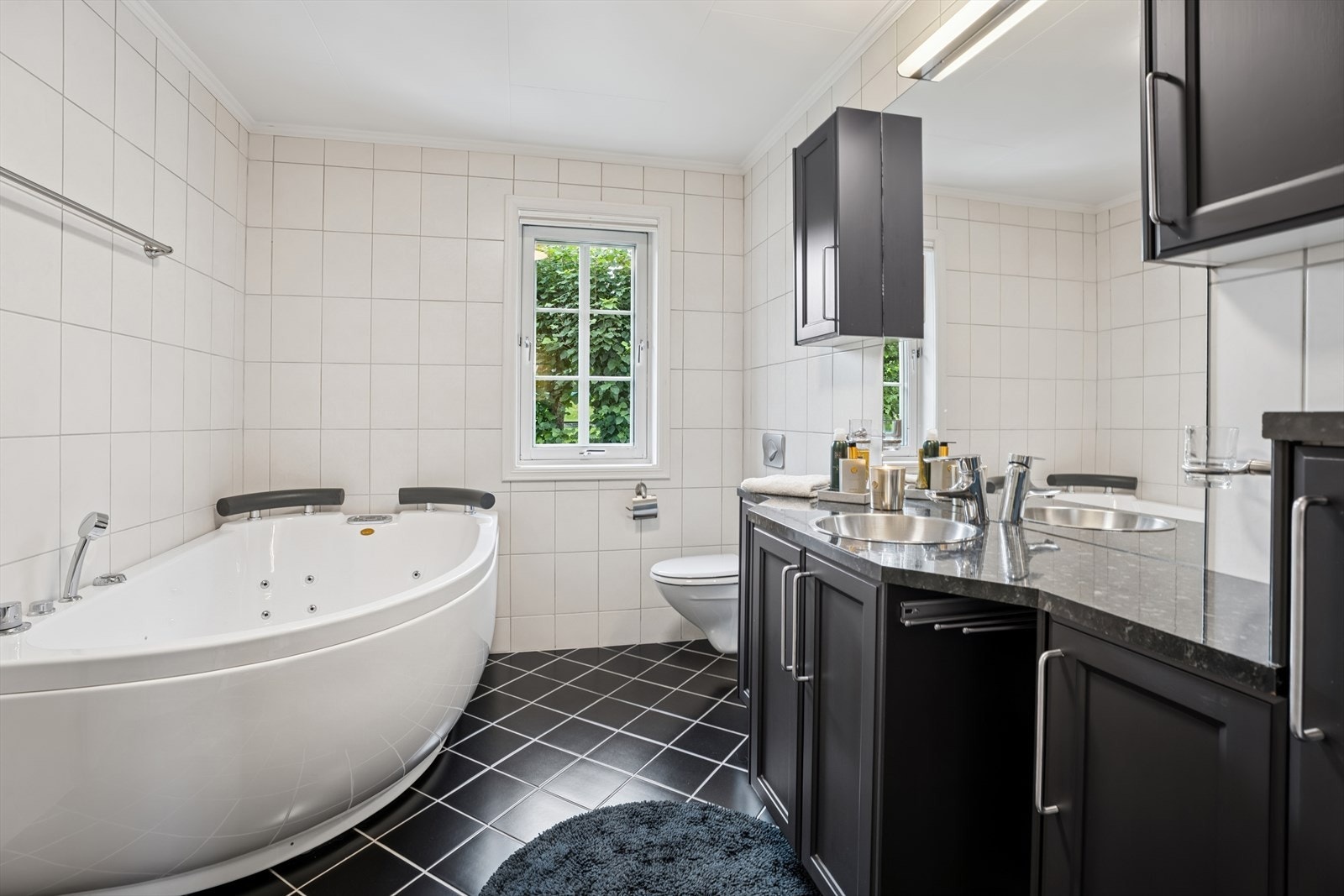 Badet i hovedetasjen er fra 2006-2007 og har flislagte overflater med varmekabler. Galleribilde