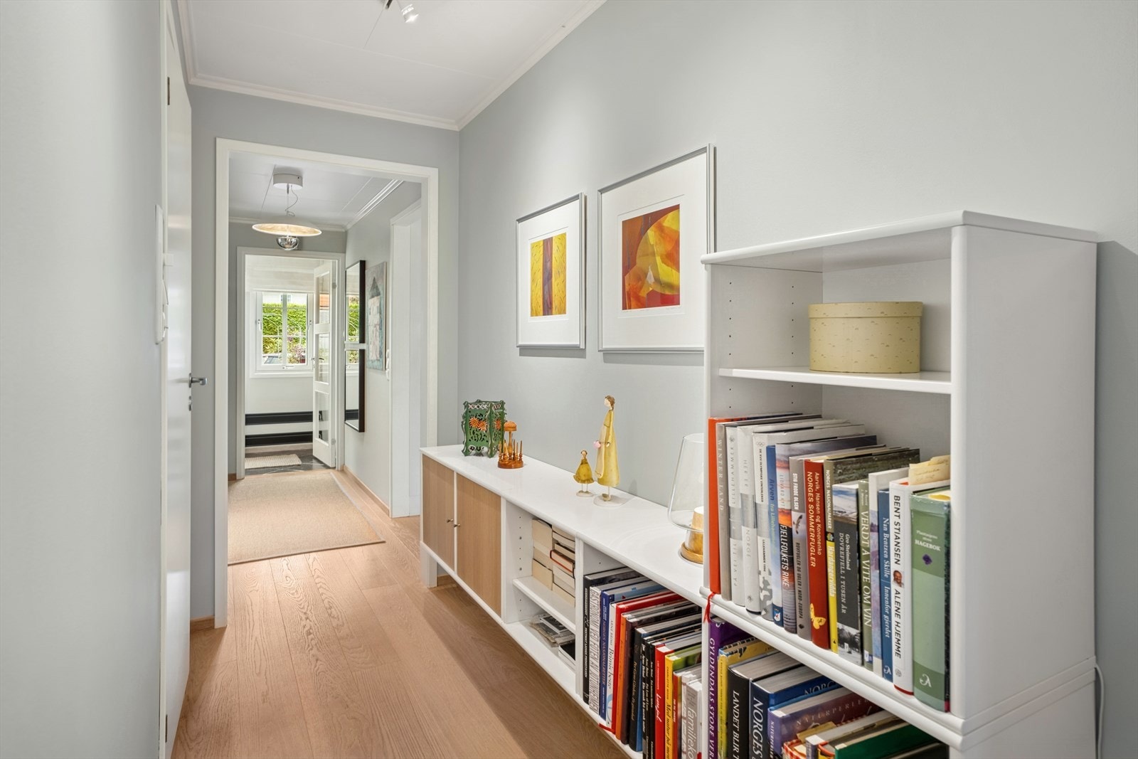 Videre inn i gangen er det plass til oppbevaringsmøbler. Galleribilde