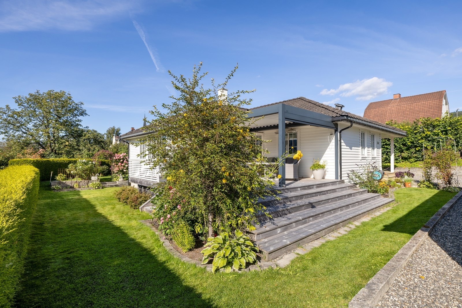 Fra terrassen er det tilgang til den frodige hagen. Galleribilde