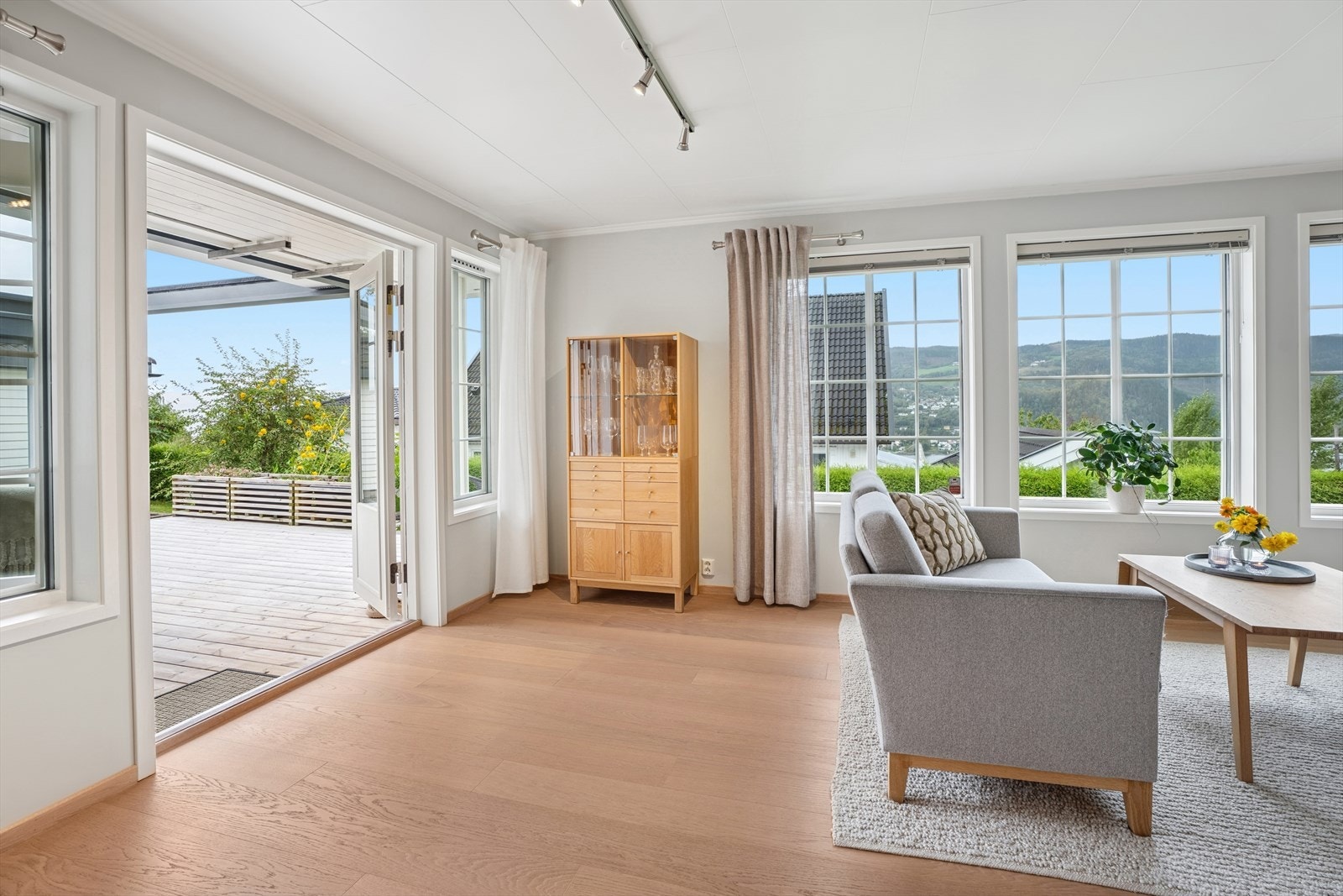 Fra stuen er det utgang til en solrik terrasse på hele 41 kvm. Galleribilde