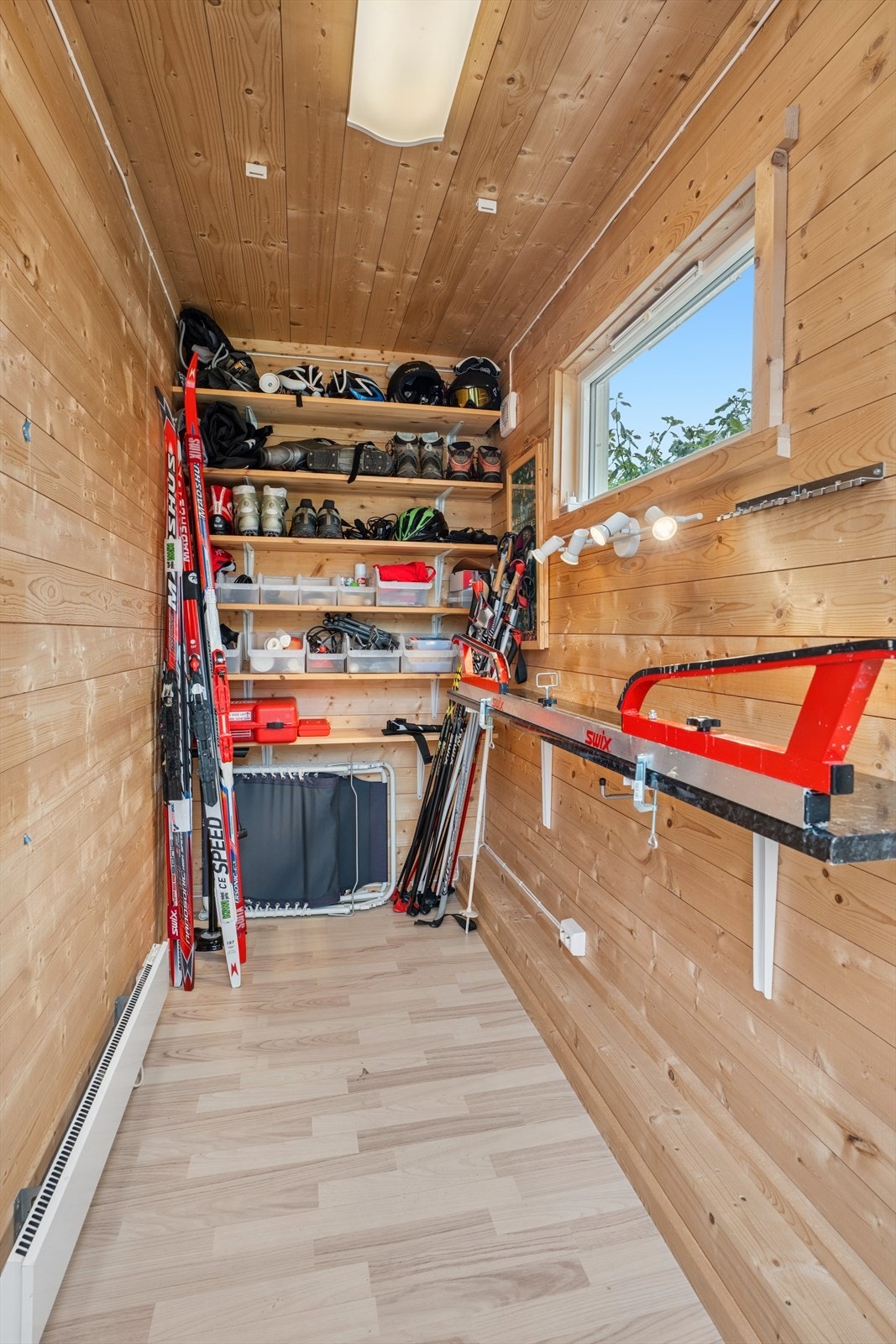 I garasjen er det to isolerte boder, den ene utgjør i dag en praktisk skibod. Galleribilde