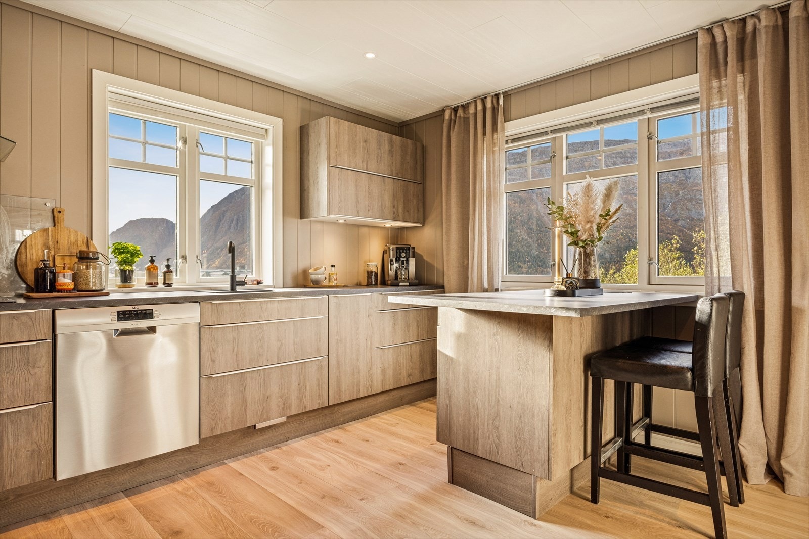 Kjøkkenet er godt opplyst takket være store vinduer som slipper inn rikelig med naturlig lys og gir en vakker utsikt mot Øyfjellet Galleribilde