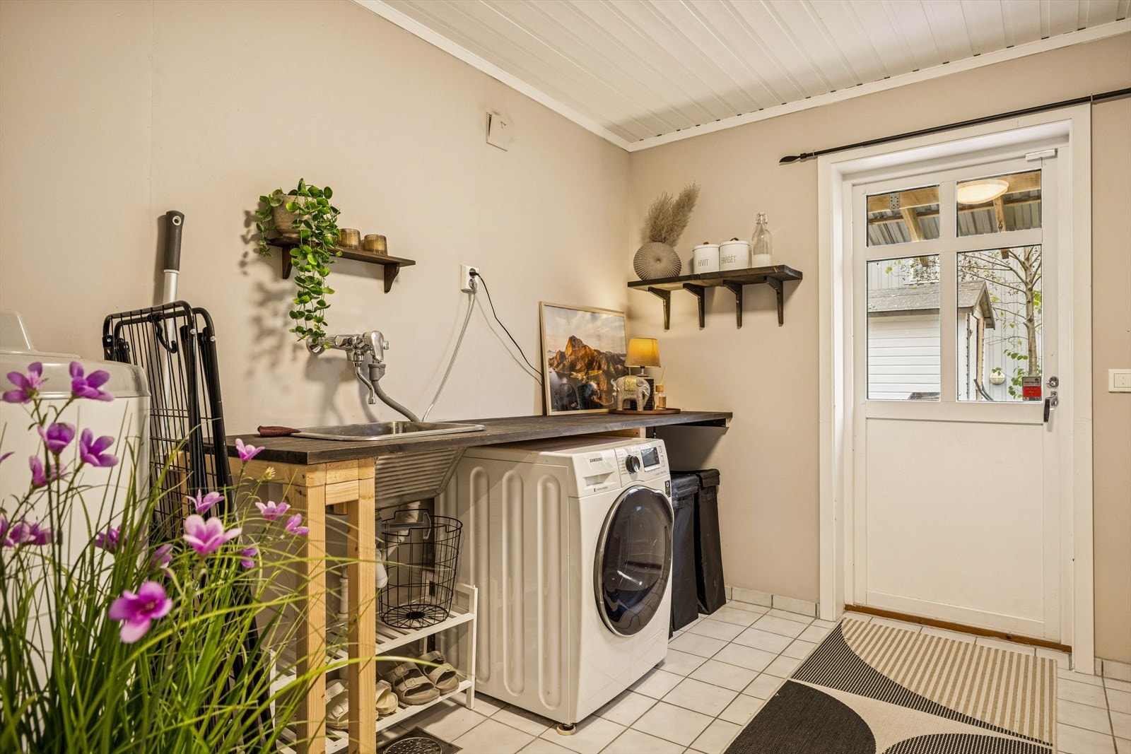 Vaskerom med dør ut til hage Galleribilde