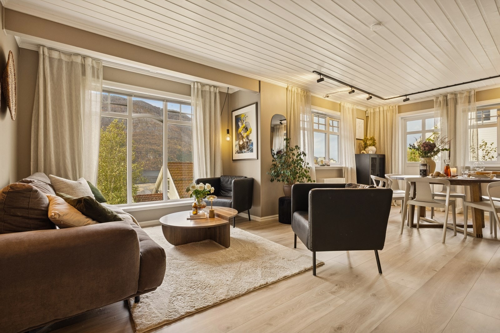 Stue med gode vindu som slipper inn fint lys Galleribilde