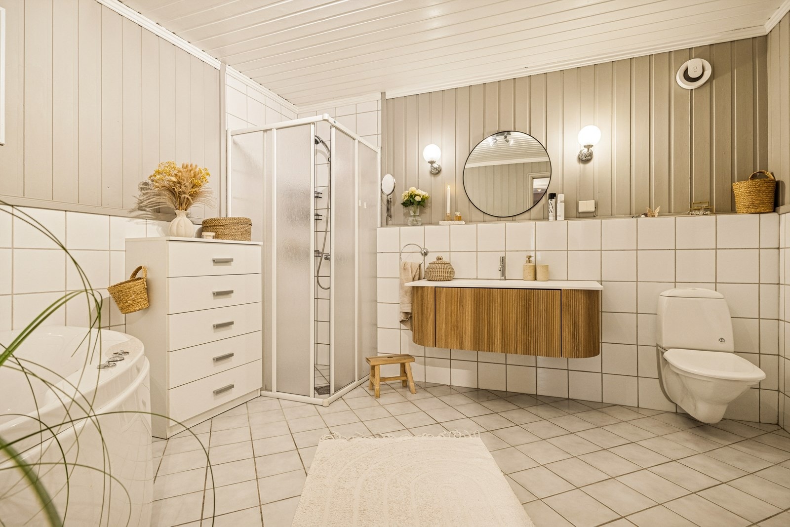 Romslig bad med hjørnebadekar og dusjhjørne Galleribilde