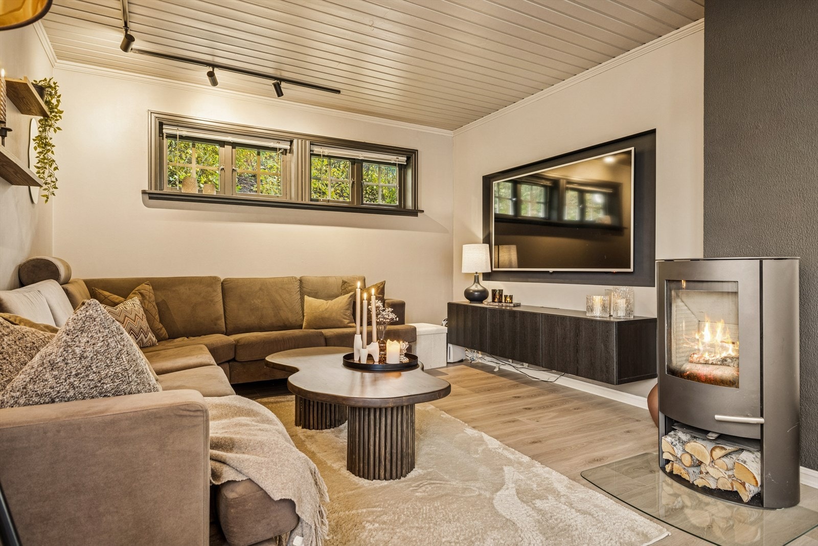 Stue med koselig tv-krok og vedovn Galleribilde