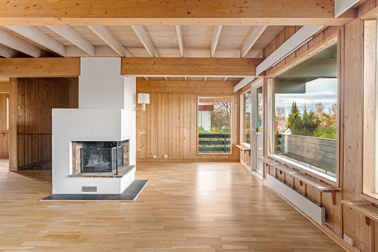 Stuen fremstår som et knutepunkt i boligen. Rommets utforming tillater gode sosiale soner som fremstår gjennomført i utformingen. Galleribilde