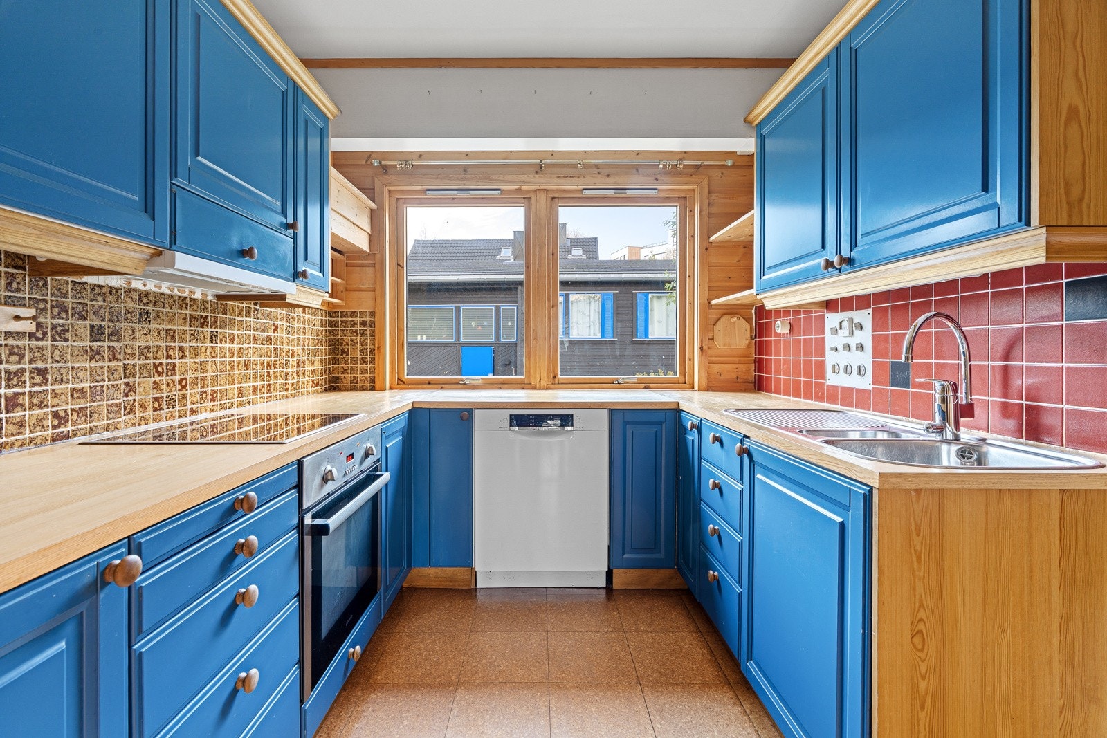 Kjøkkeninnredningen har en funksjonell karakter. Hvitevarer er fra nyere tid. Galleribilde