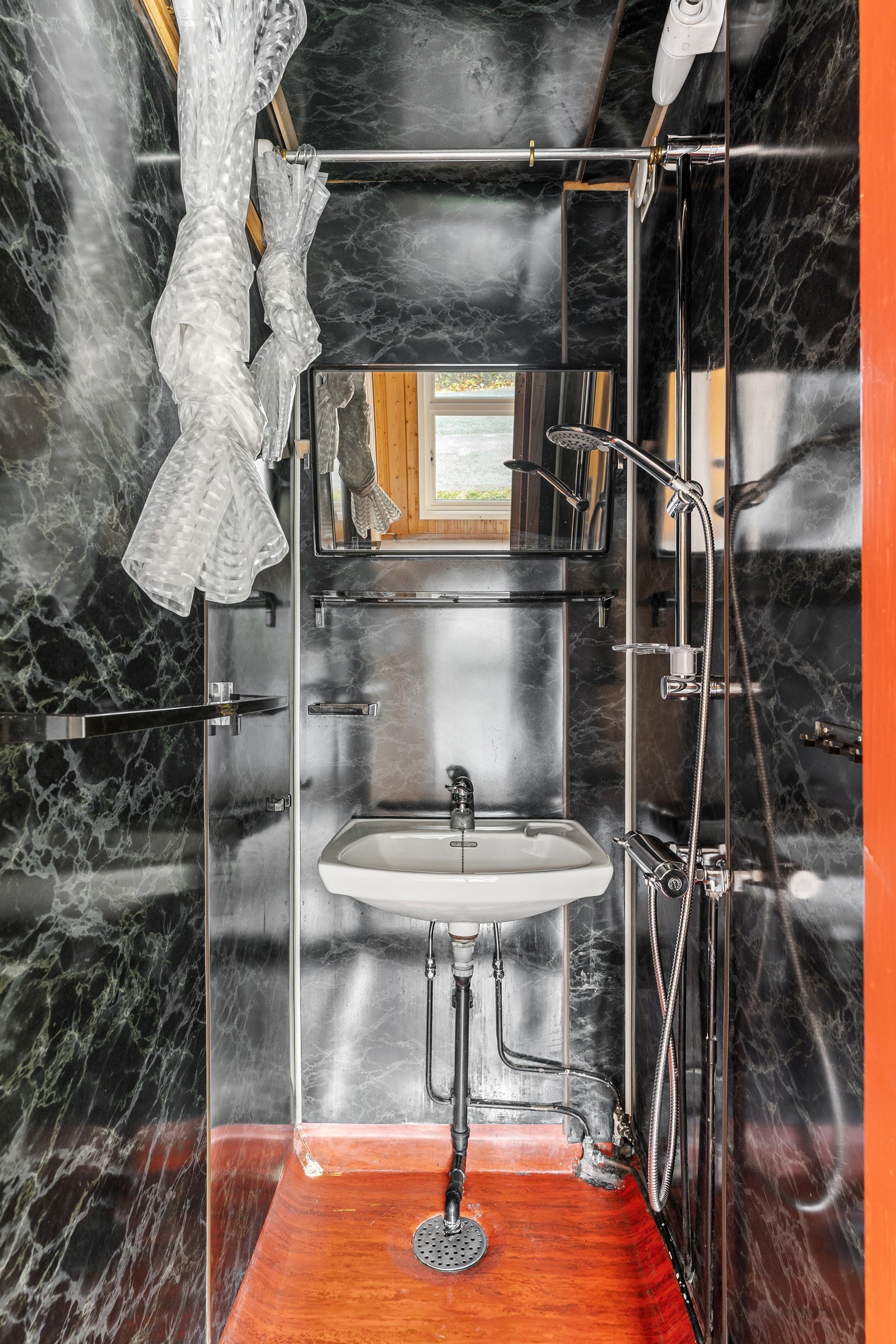 Dusj/rom. Galleribilde