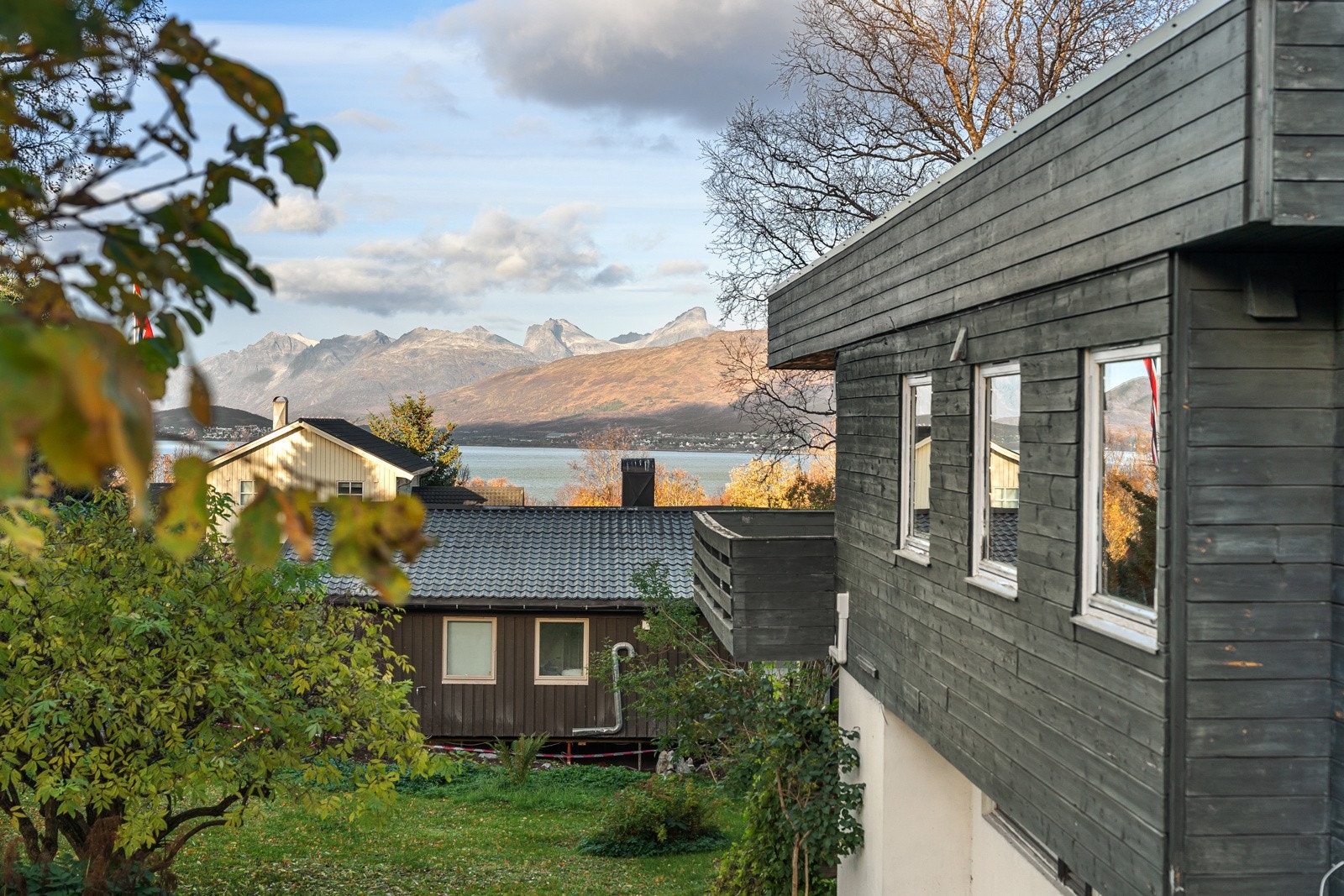 Kort vei til skole, barnehage, handelspark, bussholdeplass og mye mer. Galleribilde