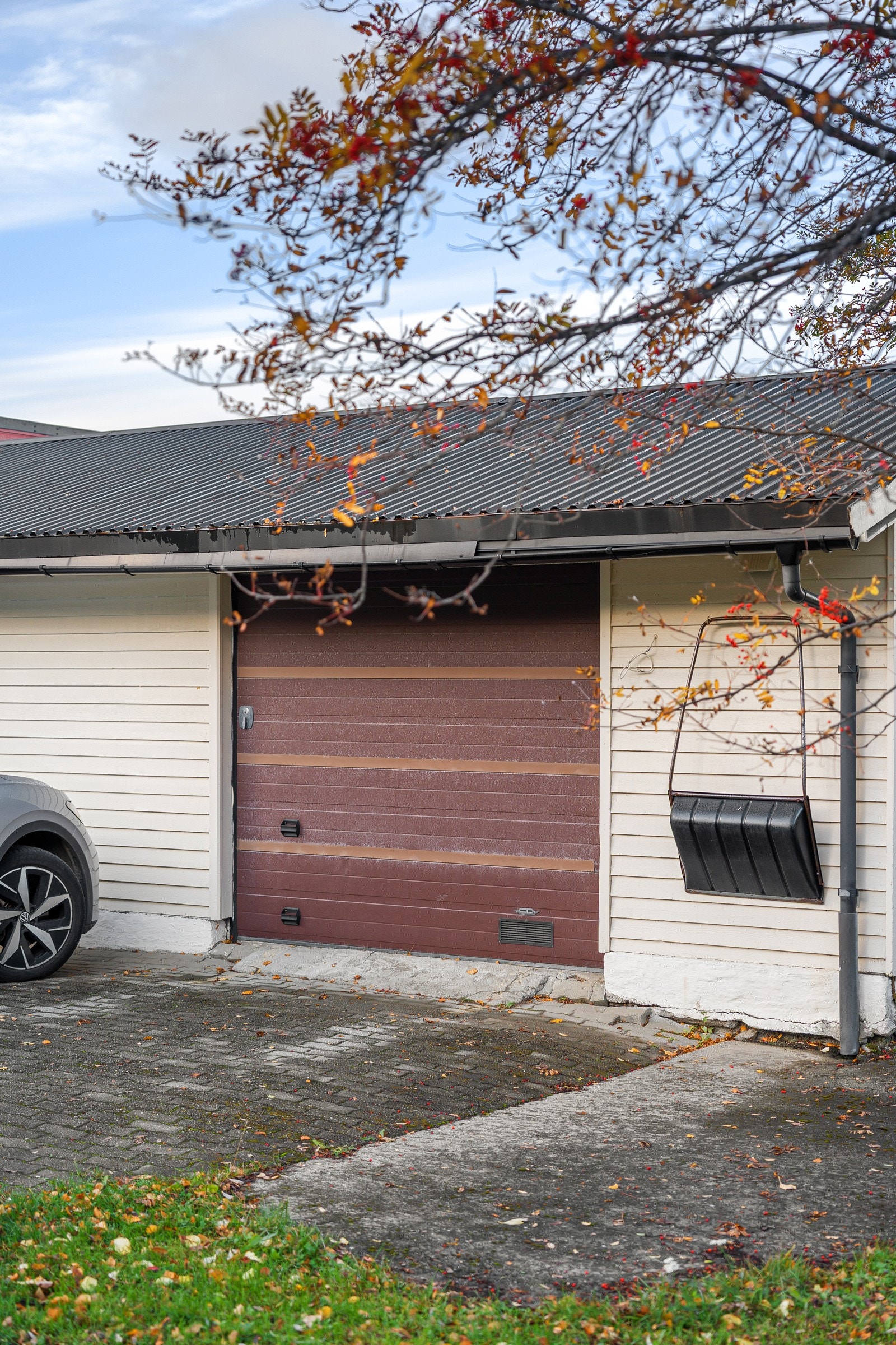 I 1982 gikk eierne av nr 5 og 7 sammen for å føre opp garasje sammen, den er på sør-enden av tomta. Det er bod under garasje. Galleribilde