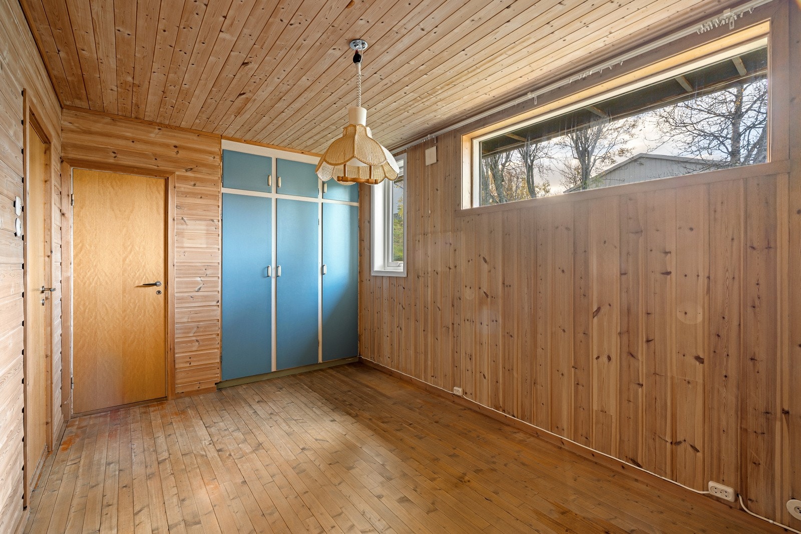 Hovedsoverommet er nede og har en åpen og luftig løsning. Rommet har eget bad og walk-in-garderobe. Galleribilde