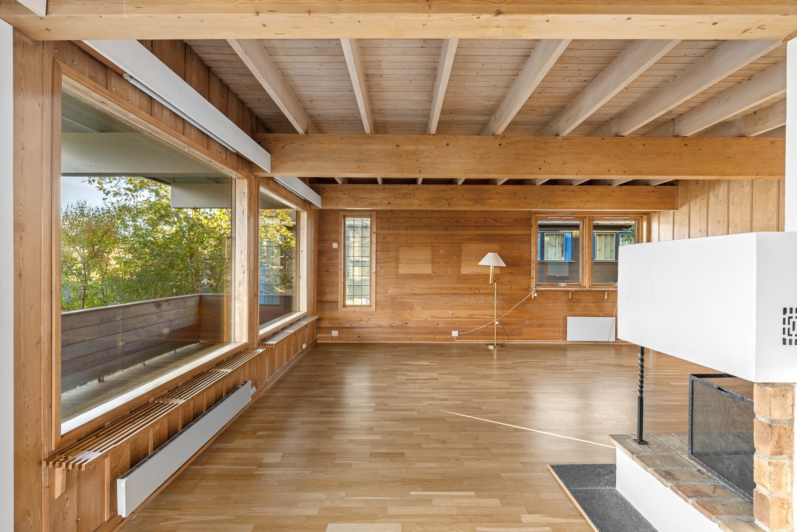 Store vindusflater sikrer deg rikelig med innslipp av dagslys. Galleribilde