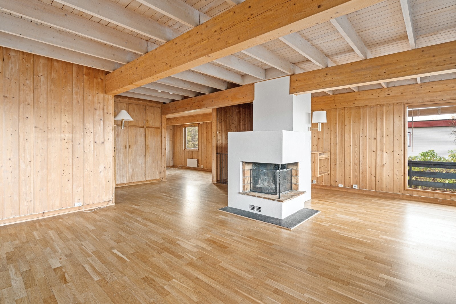 Det er vedfyringsmuligheter i stuen og i inngangspartiet nede. Galleribilde