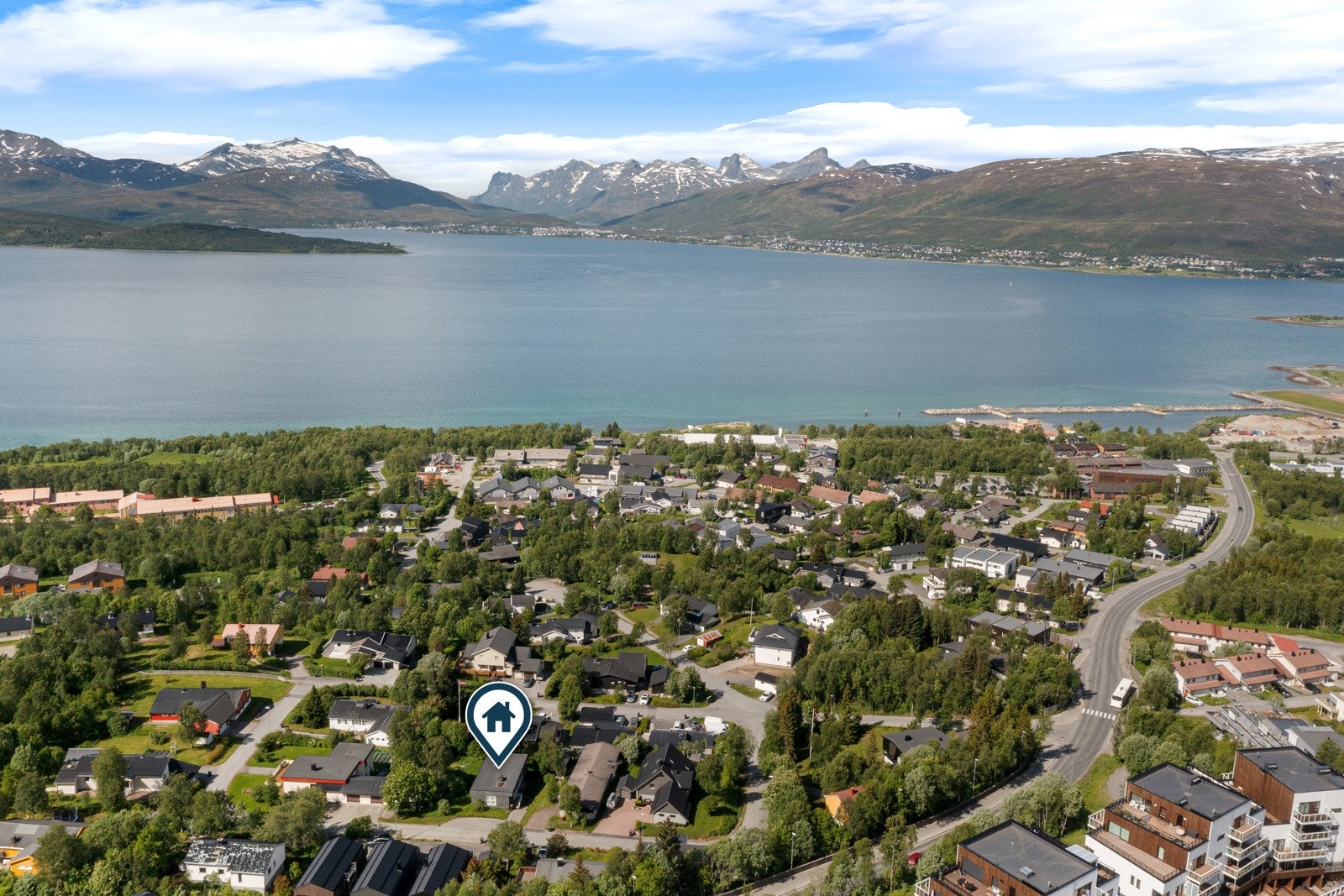 Jekta og flyplassen er under 5 minutt unna med bil. Galleribilde