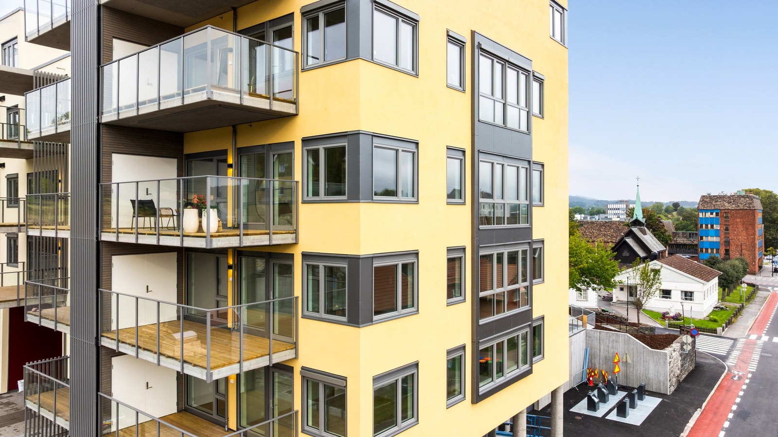 Leiligheten er godt plassert i 3.Etasje hvor du både får utsikt, og er skjermet fra gaten Galleribilde