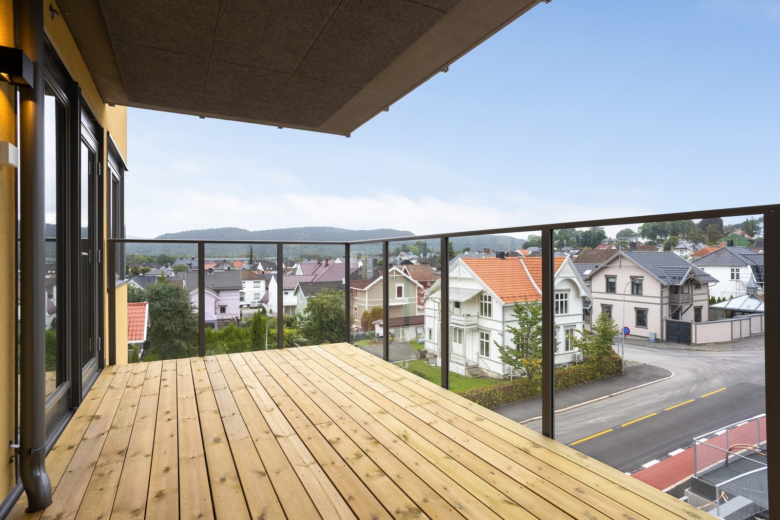 Her får du to balkonger med luftig utsikt over byen Galleribilde