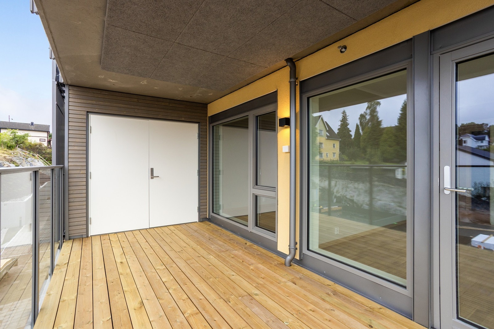 Praktisk utebod med god plass til oppbevaring Galleribilde