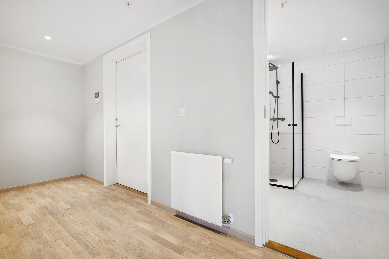 Oppvarmingsskilde via radiatorer med varme fra fjernevarmeanlegg. Galleribilde