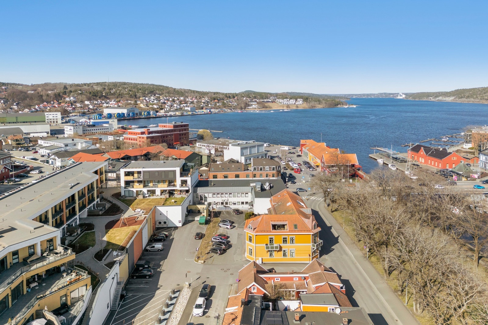 Kort vei til strandpromenaden, kanalen og togstasjonen - alt du trenger i hverdagen ligger i nærheten Galleribilde