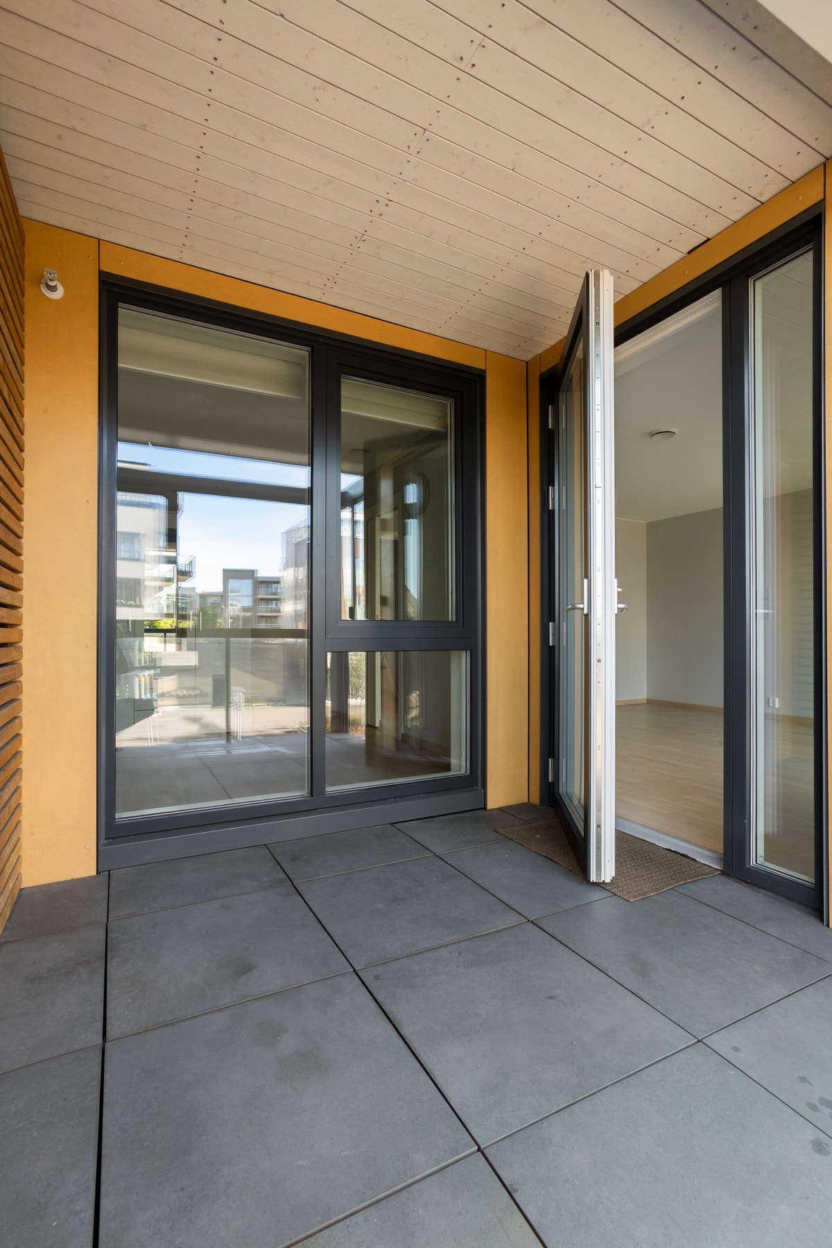 Balkongen er flislagt og romslig nok til både utemøbler og beplantning - en perfekt plass for ettermiddagssolen Galleribilde