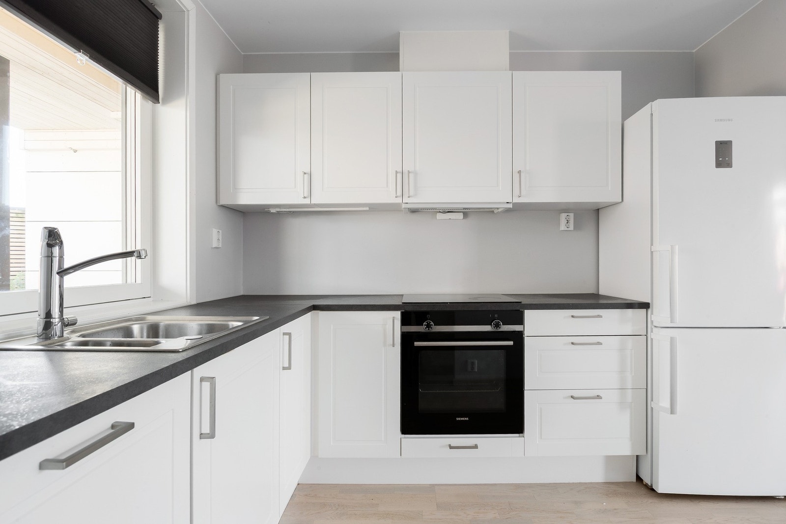 Kjøkkenet har godt med skap- og benkeplass, samt plass til frittstående kombiskap Galleribilde