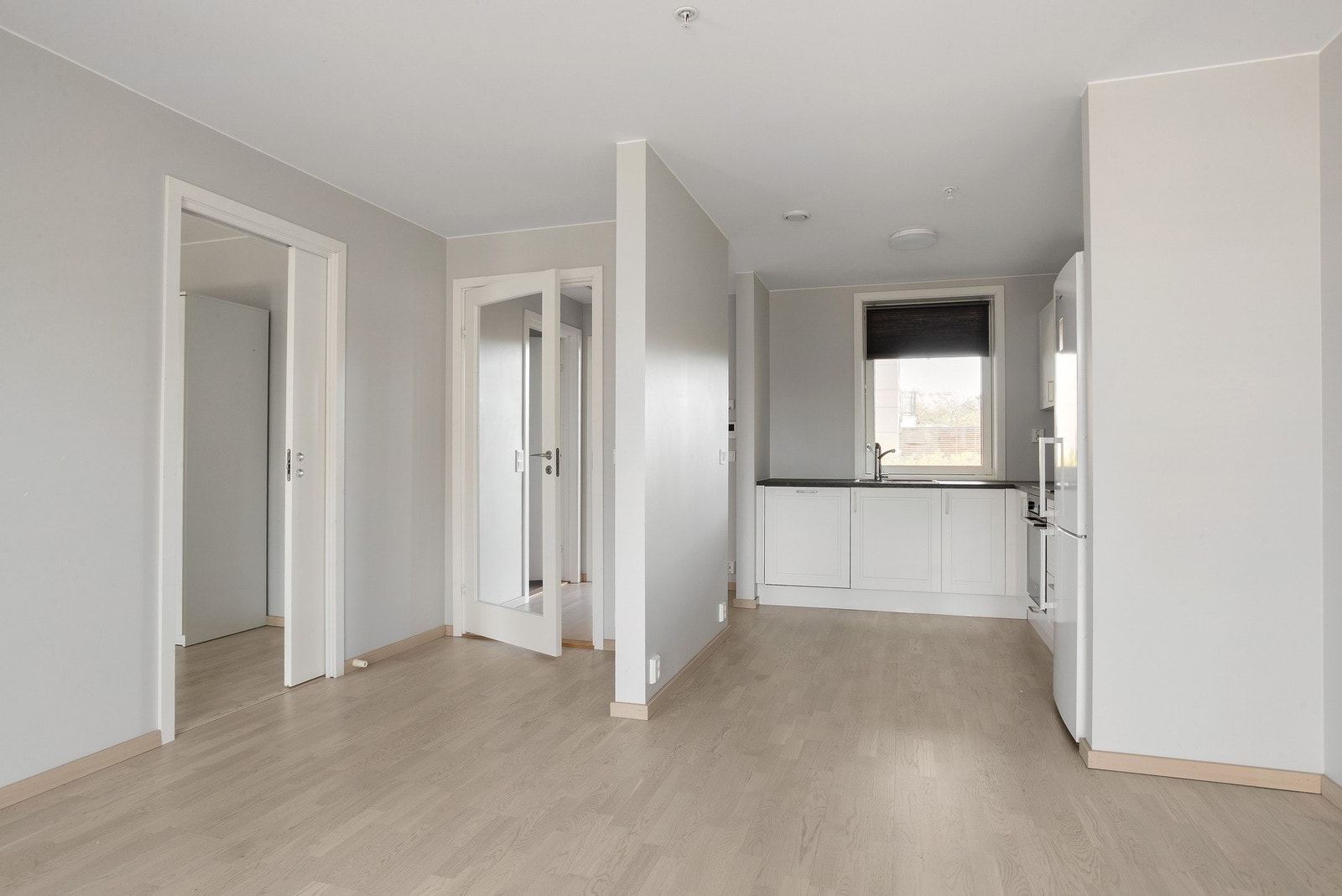 Stuen har plass til både sofakrok, spisebord og TV-møblement Galleribilde