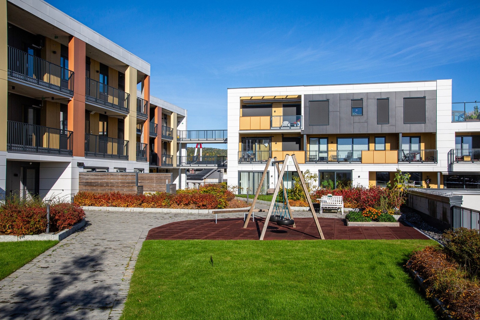 Sameiets flotte fellesområde med beplantning, lekeplass og sittegrupper Galleribilde