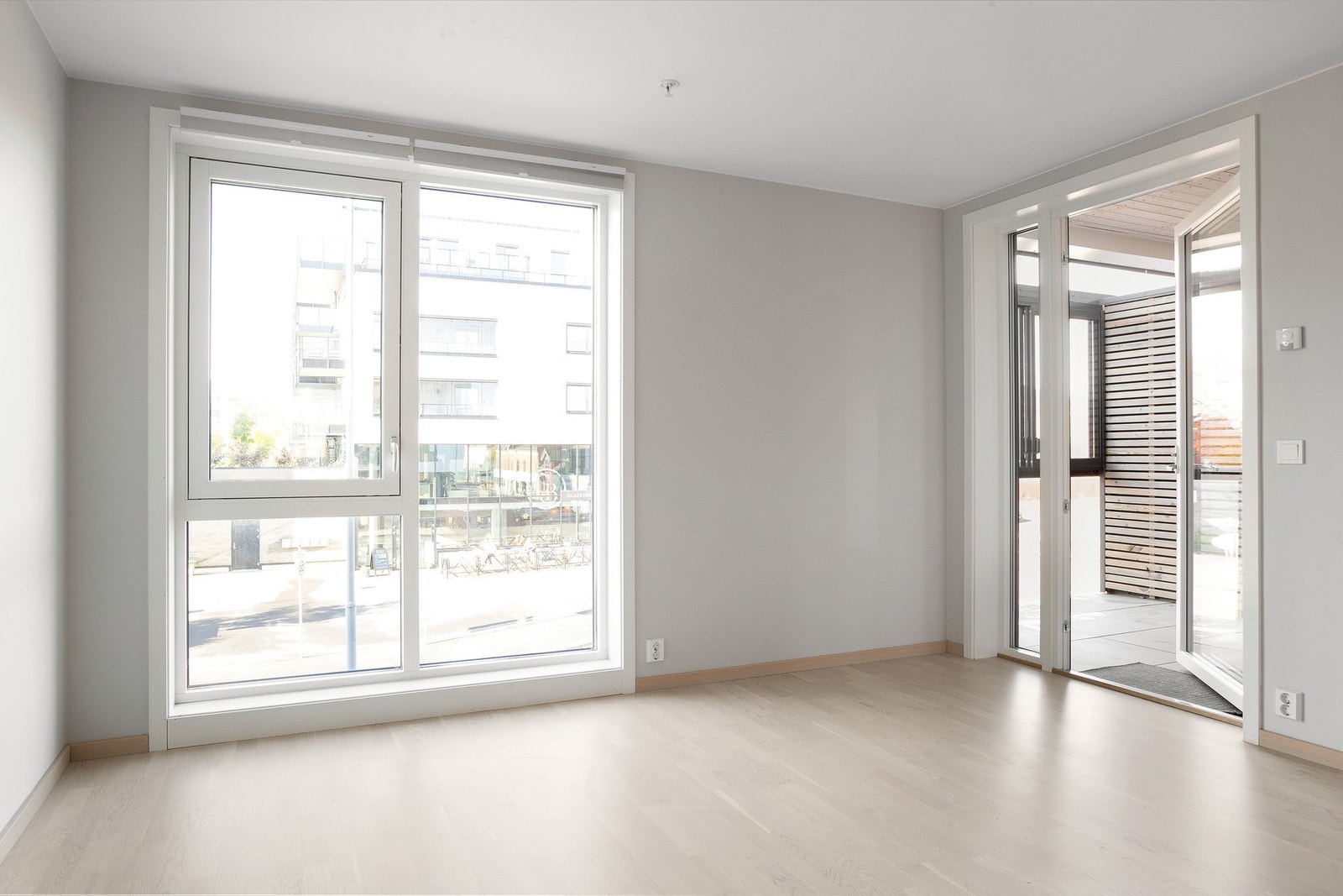 Fra stuen er det utgang til en delvis overbygd og vestvendt balkong Galleribilde