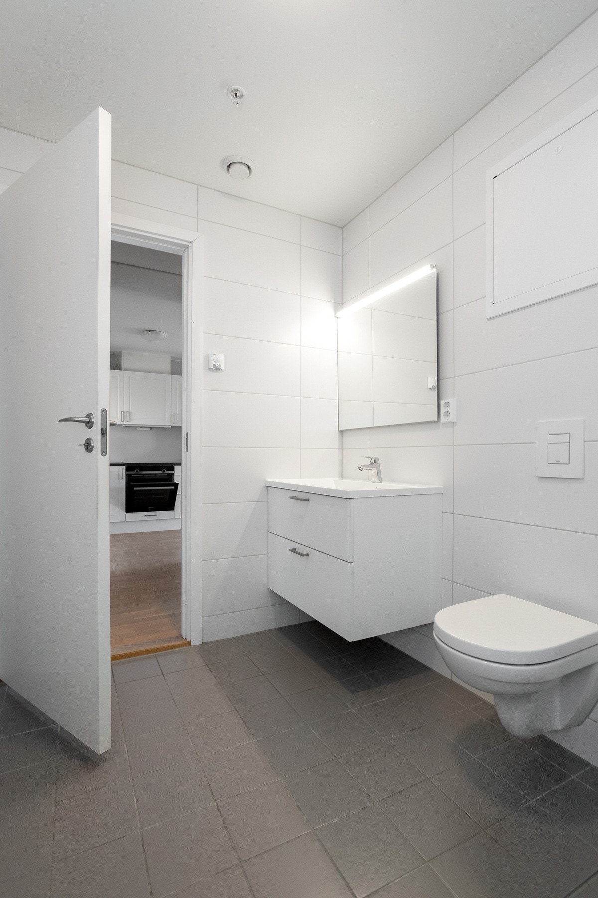 Badet har opplegg for vaskemaskin og vannbåren gulvvarme for ekstra komfort Galleribilde