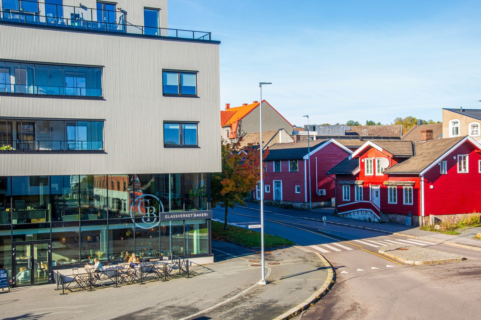 Bakeri, butikker og kaféer rett utenfor døren - her bor du sentralt og sjønært Galleribilde