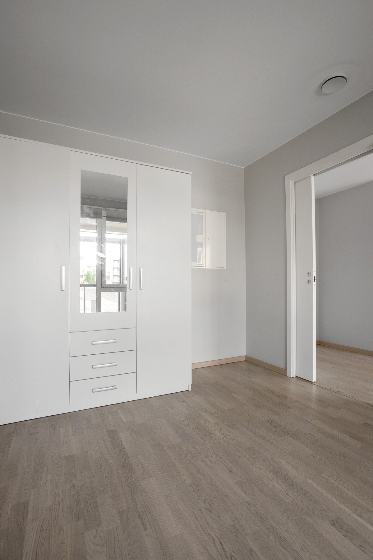 Garderobeløsning følger med og gir god oppbevaringsplass Galleribilde