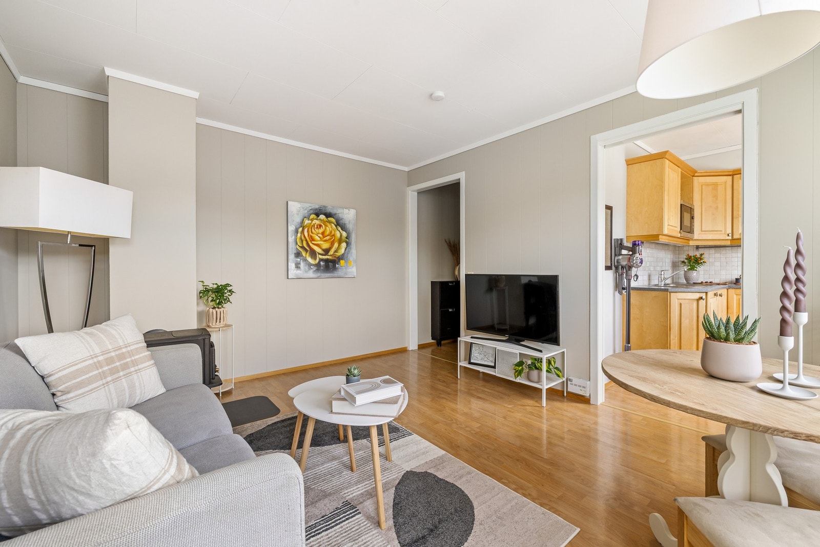 Stuen oppleves som luftig og koselig, og har store vindusflater som gir rikelig med dagslys. Galleribilde